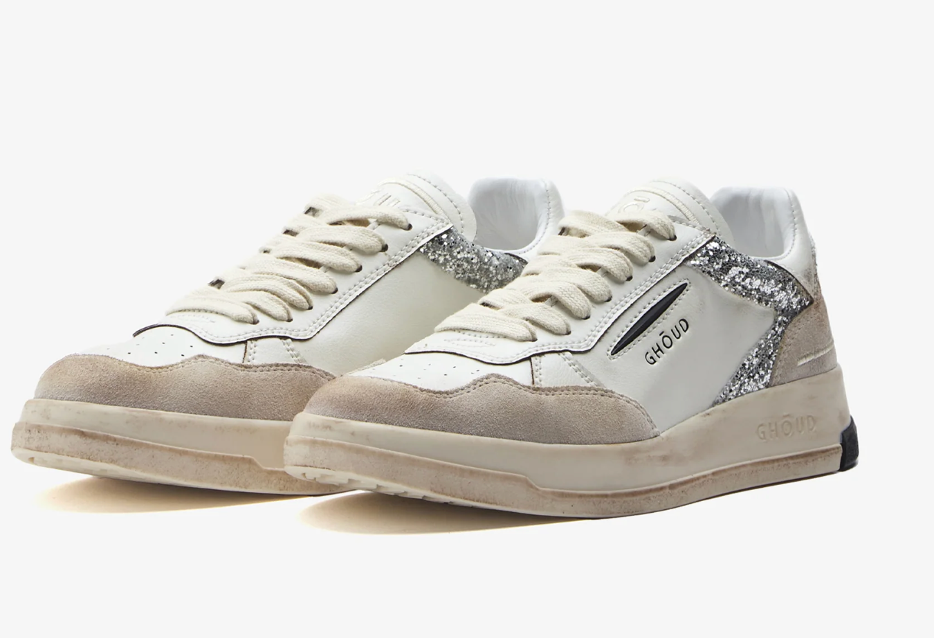GHŌUD <br> Baskets TWEENER LOW BOOMERANG PAILLETTES <br> BLANC ARGENT