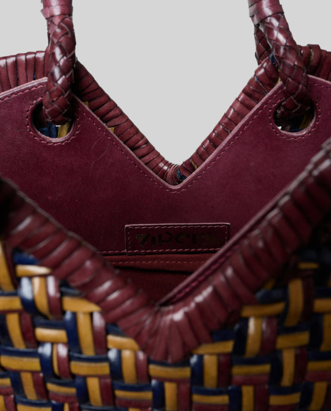 Sac Vipera Crudelia en cuir bordeaux et moutarde – détail intérieur