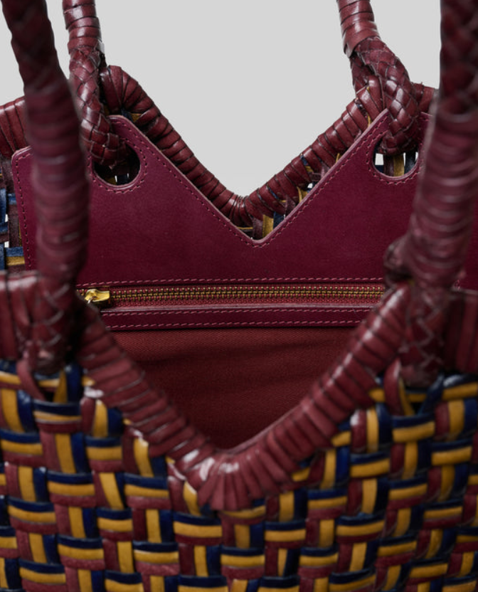 Sac Vipera Crudelia en cuir bordeaux et moutarde – détail intérieur avec poche zippée