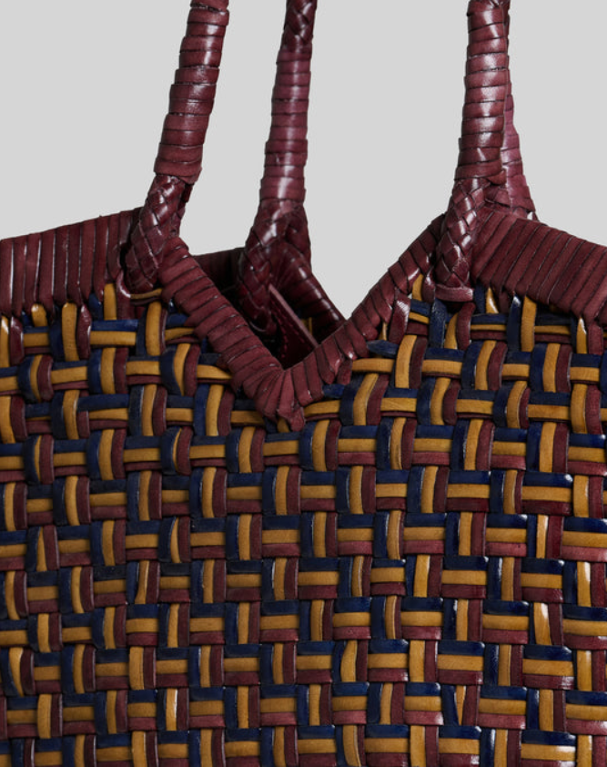 Sac Vipera Crudelia en cuir bordeaux et moutarde – détail du tressage en cuir
