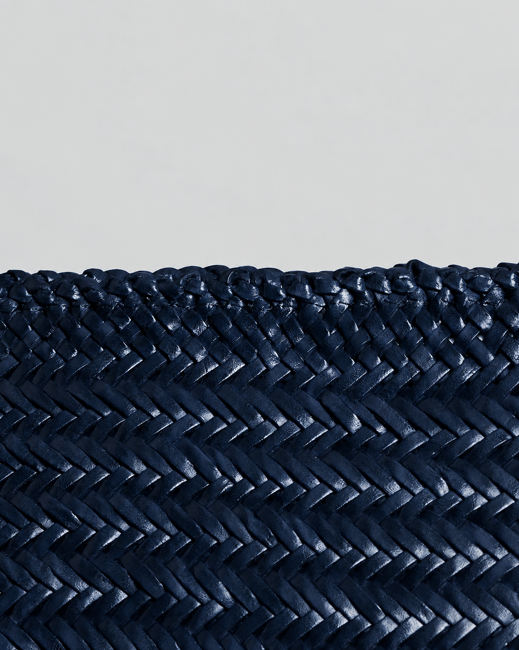 Détail du cuir tressé bleu nuit du sac Vipera Goya Dark Blue