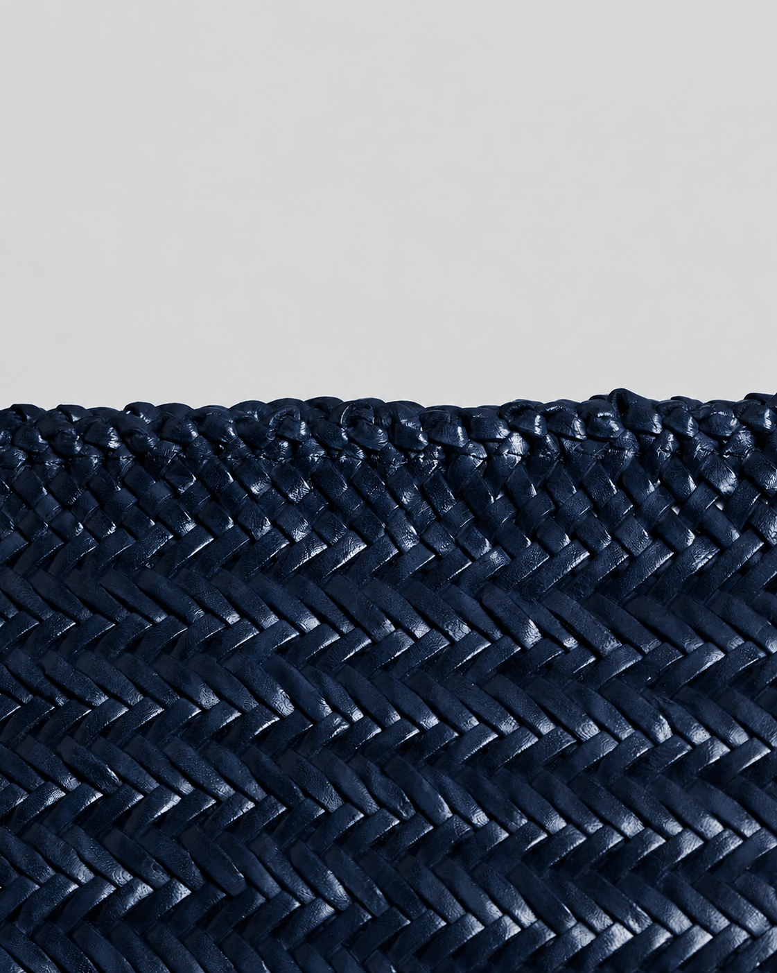 Détail du cuir tressé bleu nuit du sac Vipera Goya Dark Blue