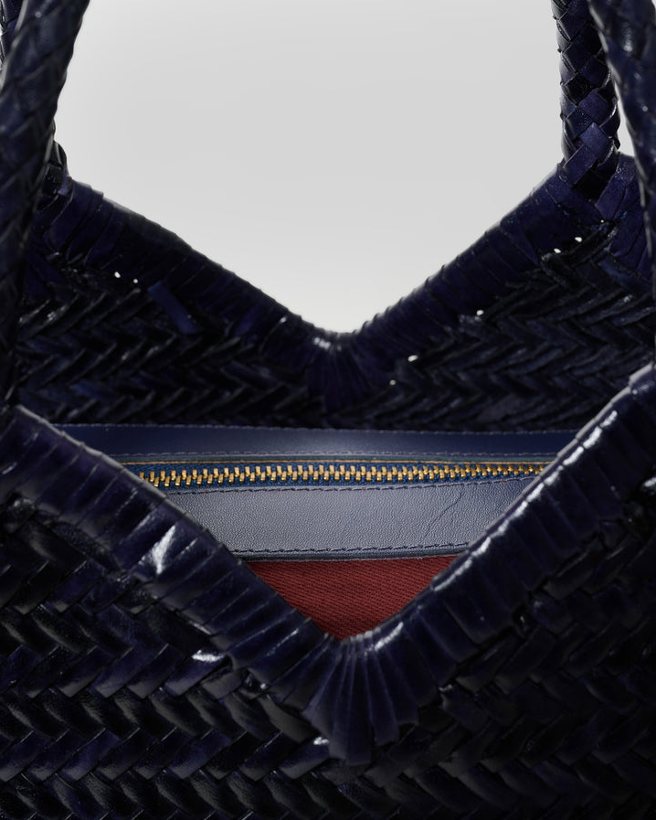Détail du sac en cuir Vipera MONET DARK BLUE
