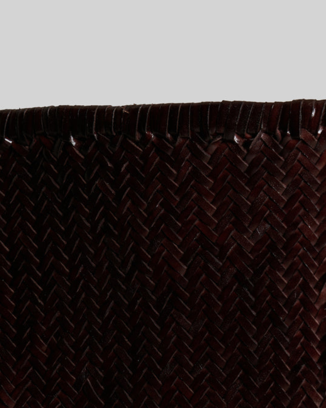 Sac Vipera Rubens en cuir chocolat – détail du tressage